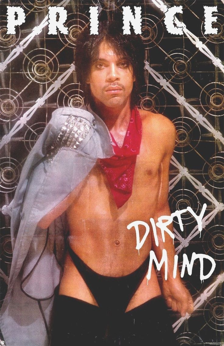 Como este icónico look de chamarra de mezclilla, paliacate y medias que impuso en su tercer disco, Dirty Mind.