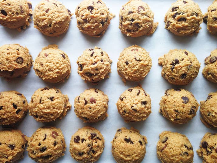 What should you look for when choosing cookie sheets for baking?