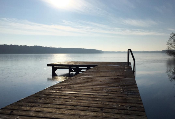 Der Zeesener See ist in Königs Wusterhausen und ist damit ideal für einen spontanen Ausflug. Und wenn Dir ein See nicht reicht, kannst Du immer noch spontan zum nahegelegenen Bestensee laufen.Anfahrt: Vom Ostkreuz nimmst Du die Regionalbahn nach Senftenberg und steigst in Zeesen aus. Dauert nicht mal eine Stunde.