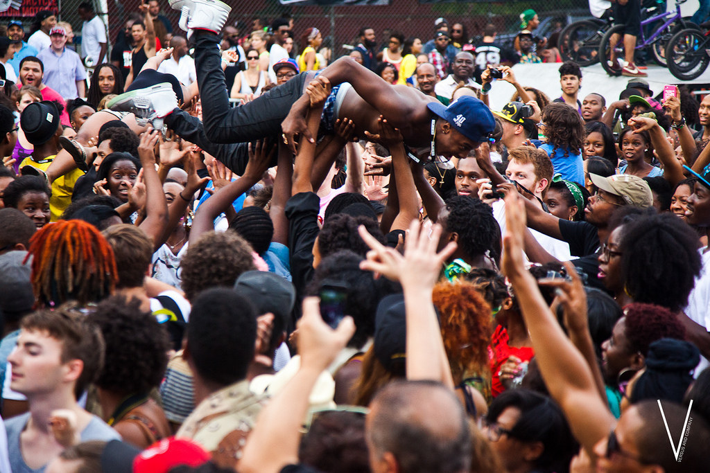 No final do verão americano, no coração do Brooklyn, existe uma maravilhosa festa para celebrar música e cultura. Essa festa é a Afropunk, um festival que começou no Brooklyn e já tomou até as ruas de Paris. Você tem que ver com seus próprios olhos. Quando? Final de agosto.