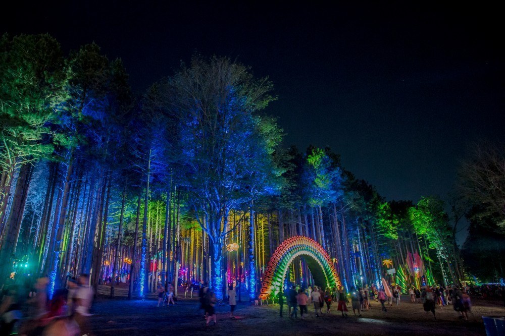 Se você ama acampamento, música e artes, o Electric Forest é o festival de verão perfeito para você. De noite, a floresta se acende com luzes, arte e música por todo o território do festival. Quando? Final de junho.