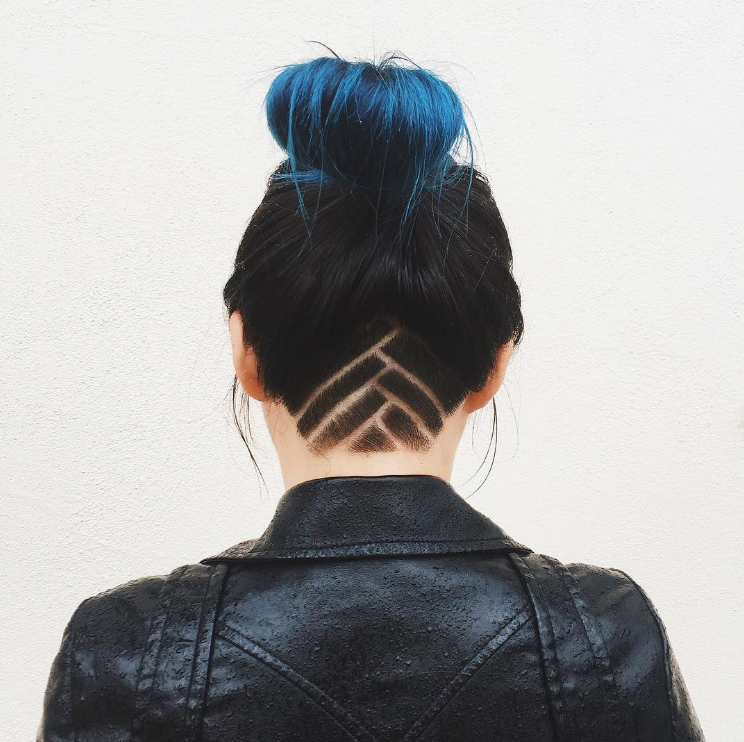 Ok, las puntas no son el punto pero ¿estás de acuerdo que se ve mil veces más padre este look con doble tonalidad? Deja que tu rebeldía de clóset salga con este rapado en la nuca que podrás esconder fácilmente.