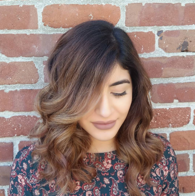 Las chicas que se peinan con raya de lado saben lo importante que es decírselo a tu estilista a la hora del corte. Un pequeño cambio, sí, pero que puede hacer toda la diferencia en tu look.
