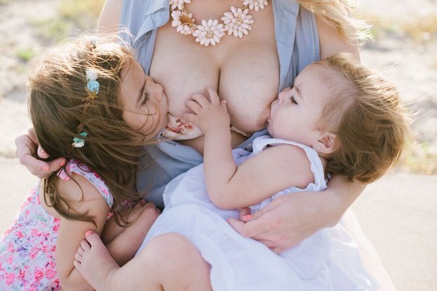 A mom in Texas is getting a lot of attention online after she breastfed both of her young daughters at once during a stunning photo shoot.