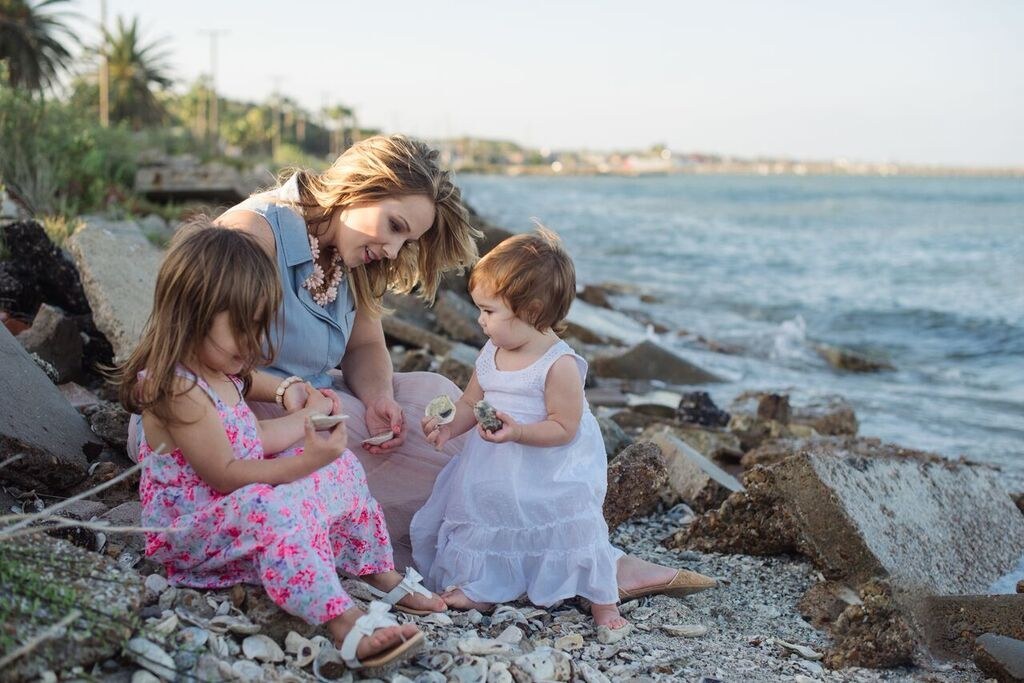 She have two daughters. Мать выставляет на продажу своих детей.