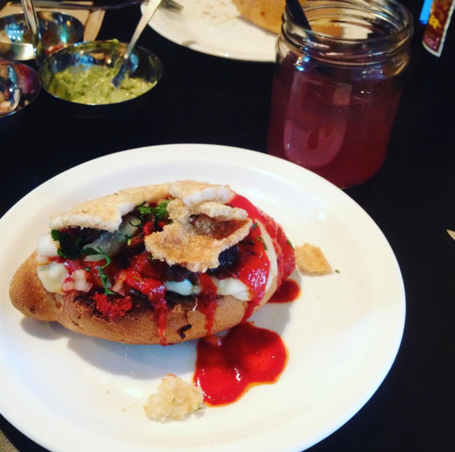No solo tienen molletes salados, también dulces como "El Sabrosito" con duraznos y salsa de chocolate o "La Mocha" con arroz de leche, salsa de rompope y fresas.