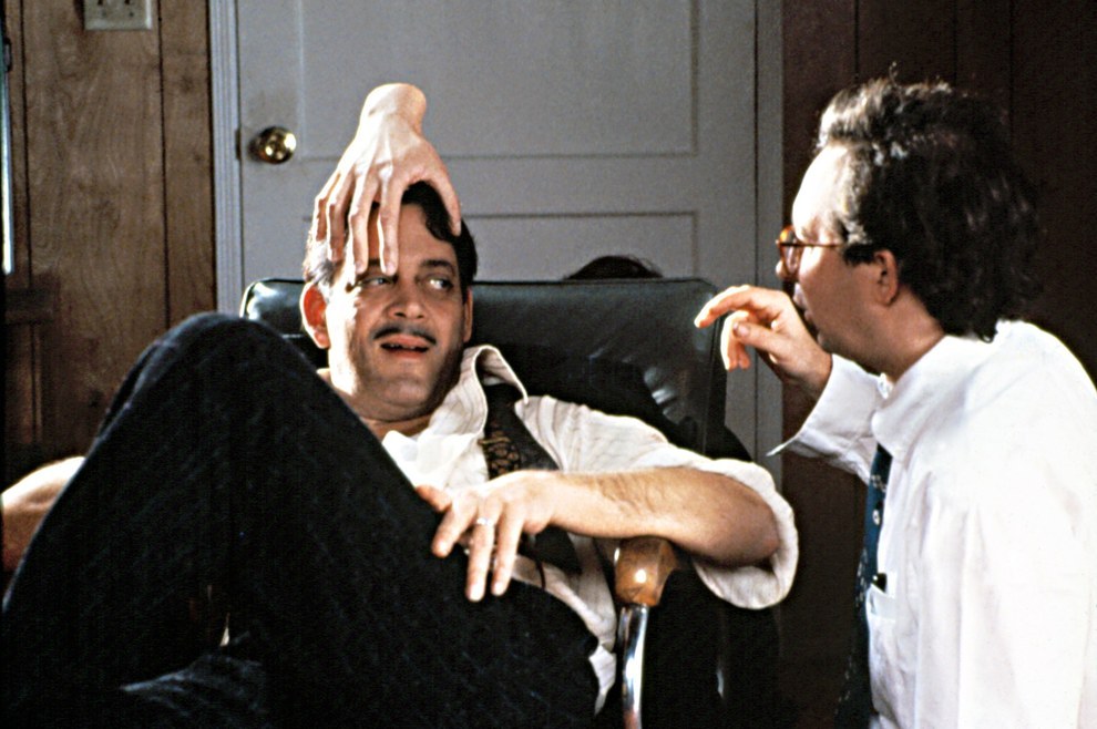 Raul Julia, con 'Thing' en la cabeza y el director Barry Sonnenfeld, The Addams Family.