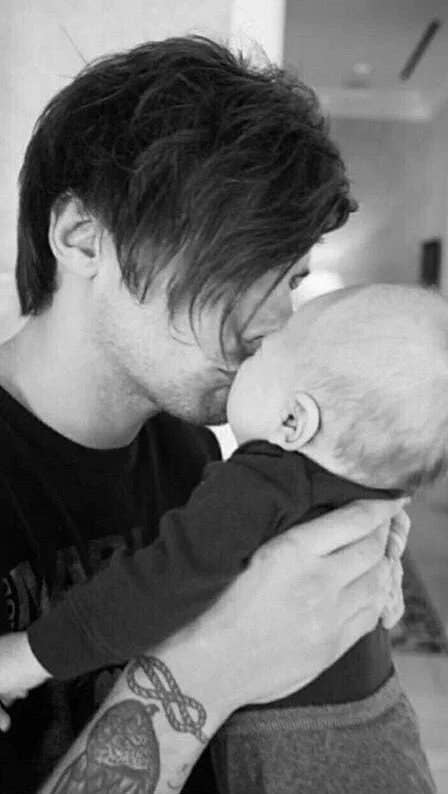Hay Una Teoria Conspirativa Que Dice Que El Hijo De Louis Tomlinson Es Falso