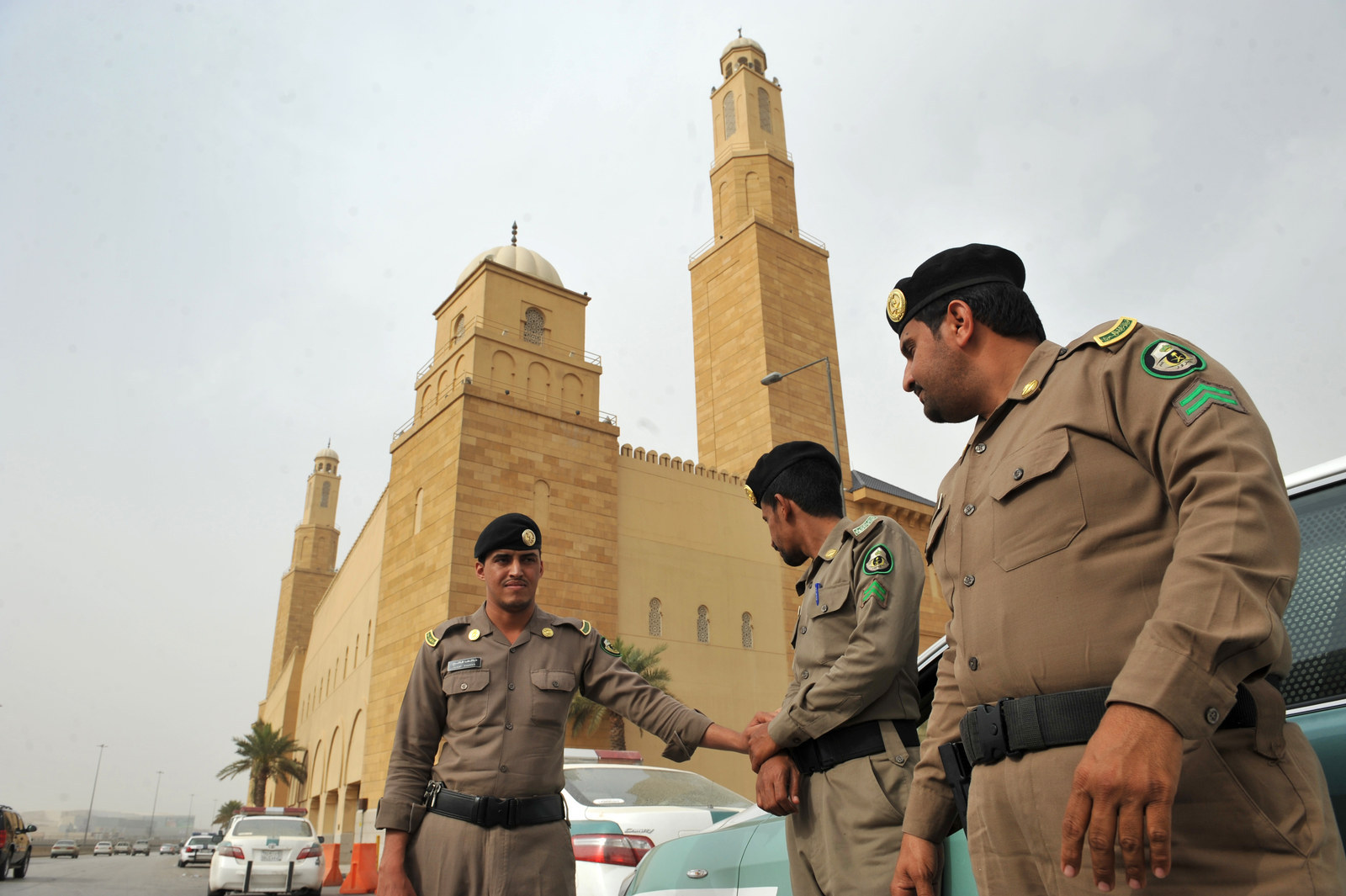 Saudi police officers stand guard in front of Al-Rajhi mosque in central Riyadh, 11 March 2011.
