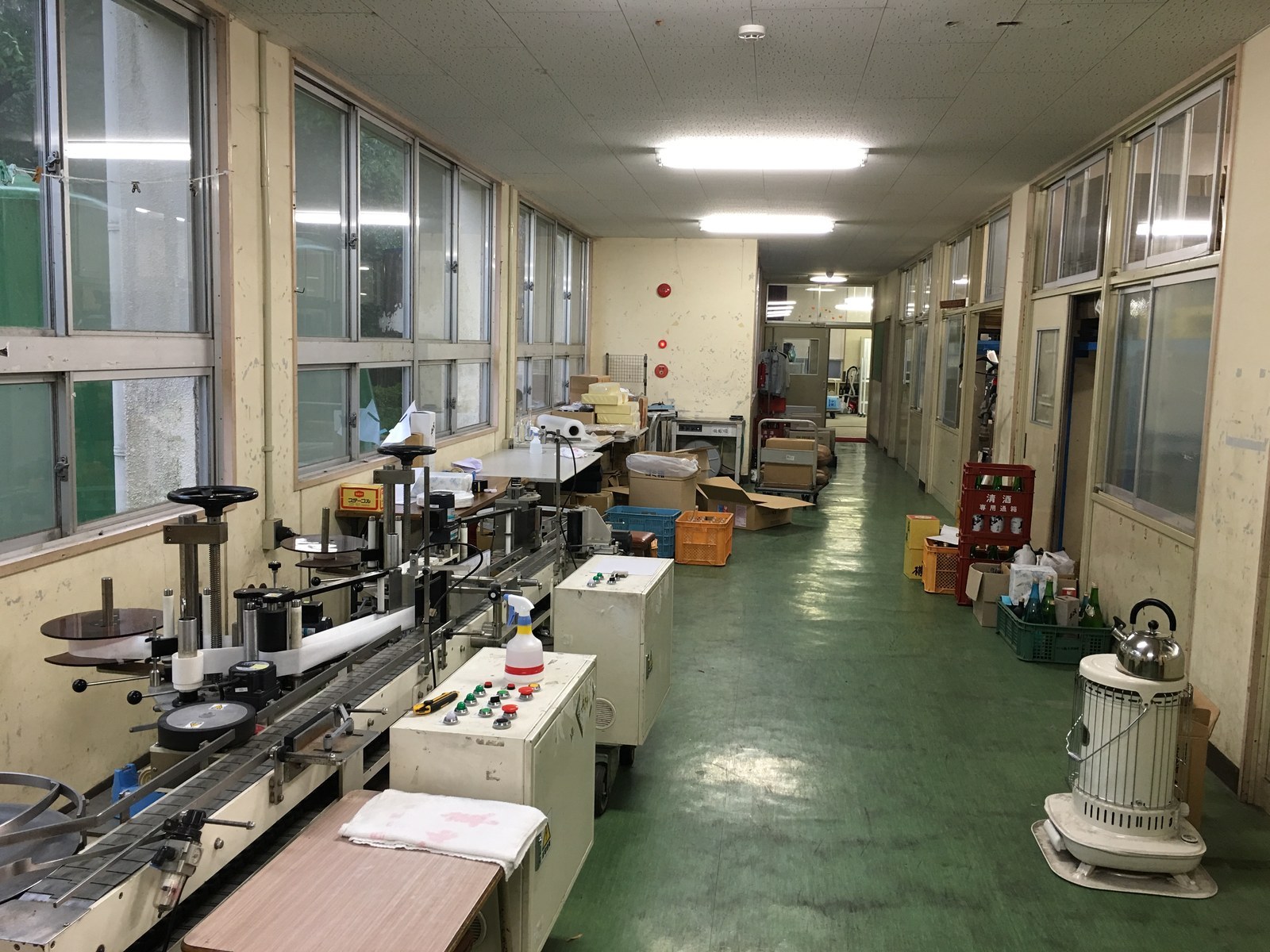 学校が、そのまま酒蔵になっている。