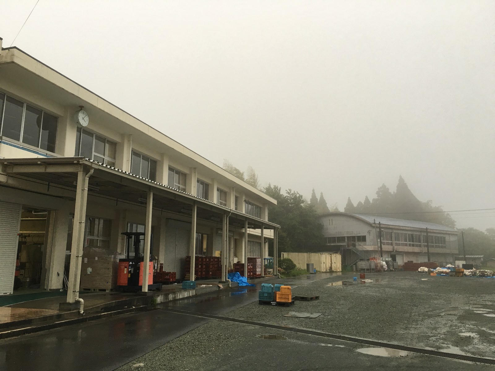 水の豊かな地の廃校跡で酒を作っている。この小学校は、「水源小学校」という名前だった。
