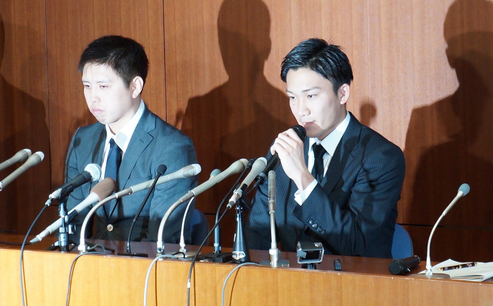 会見を開いた桃田選手(右)と田児選手