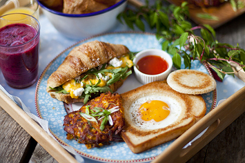 28 Breakfast In Bed Ideas To Make Your Mom S Day