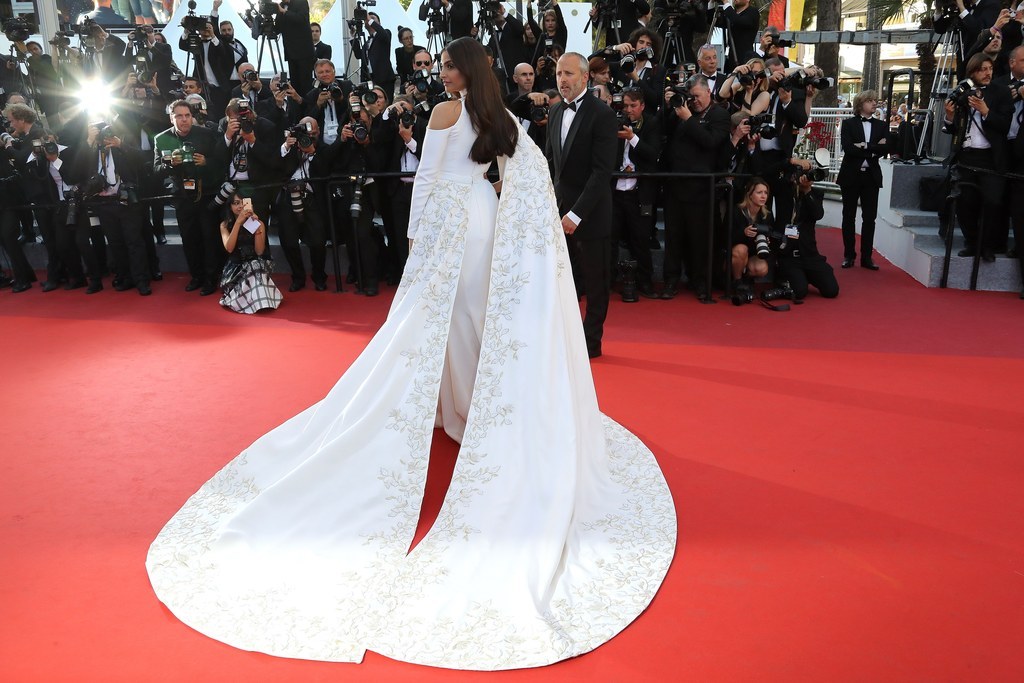 16 Pictures Of Sonam Kapoor Looking Ethereal At The 69th Cannes Film ...