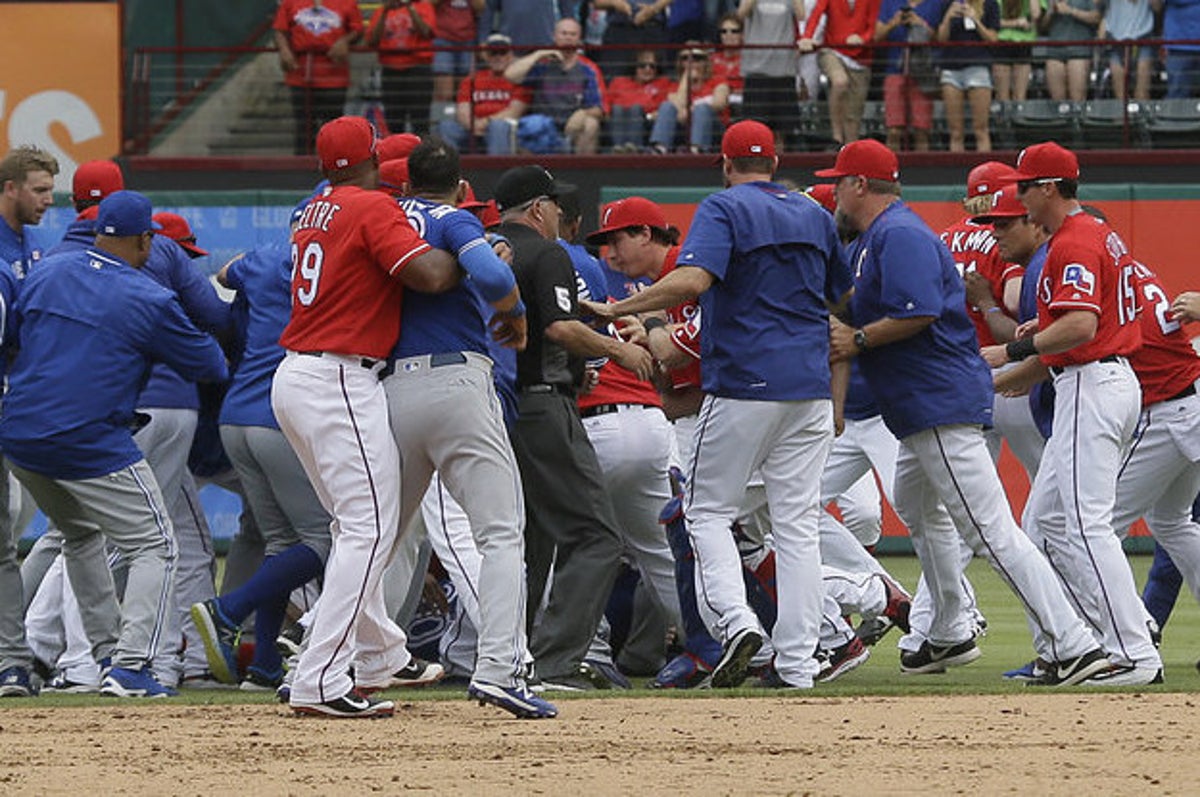 Texas Rangers' Rougned Odor lands punch to face of Toronto Blue Jays' Jose  Bautista during brawl - ESPN