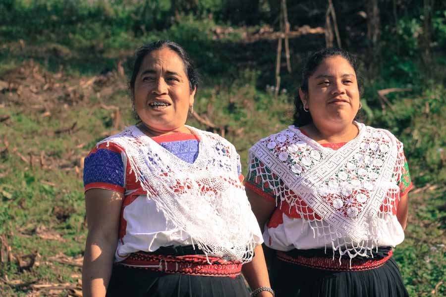 Desde hace más de cuatro años empezaron a colaborar con artesanas de Naupan, Puebla. Esto, como parte de su servicio social, en donde se propusieron hacer prendas con diseño personalizado.
