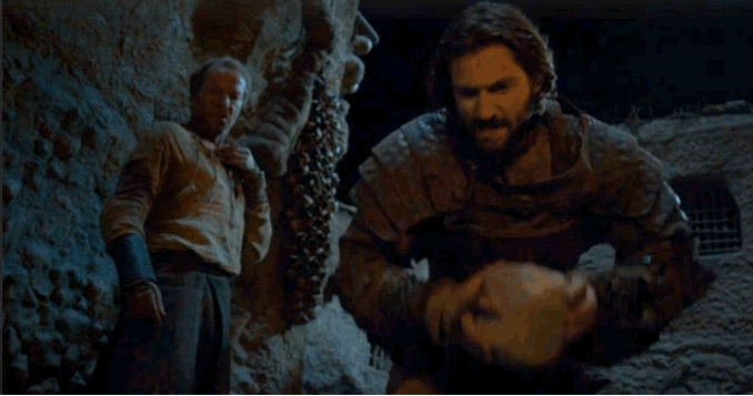 - Ça fait vraiment du bien de voir les femmes de Game of Thrones en pleine forme cette saison. Entre Arya, Sansa, Margaery, Yara, Cersei, Brienne, Olenna, Daenerys, Mélisandre et Osha (RIP)... Les femmes de la série sont de moins en moins montrées comme des victimes, elles prennent en main leur avenir, et ça fait plaisir. Ouais, ça rime.- Le seul problème avec le fait que Daenerys devienne la reine de tous les Dothrakis, c'est que maintenant son CV va être encore plus long. JPP. - J'attends avec impatience la vengeance de Margaery et Loras sur ce putain de Moineau.- Et avec encore plus d'impatience la vengeance d'Olenna et Cersei sur ce putain de Moineau.- Jon Snow n'a vraiment pas l'air très dérouté par le fait qu'il est revenu d'entre les morts.