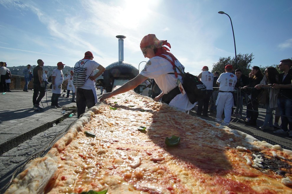 Esta Pizza De 1 8 Kilometros Acaba De Batir El Record De La Pizza Mas Larga Del Mundo