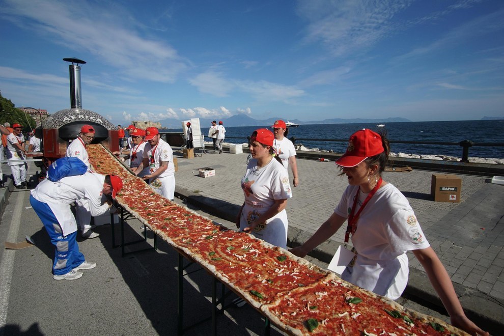 Esta Pizza De 1 8 Kilometros Acaba De Batir El Record De La Pizza Mas Larga Del Mundo