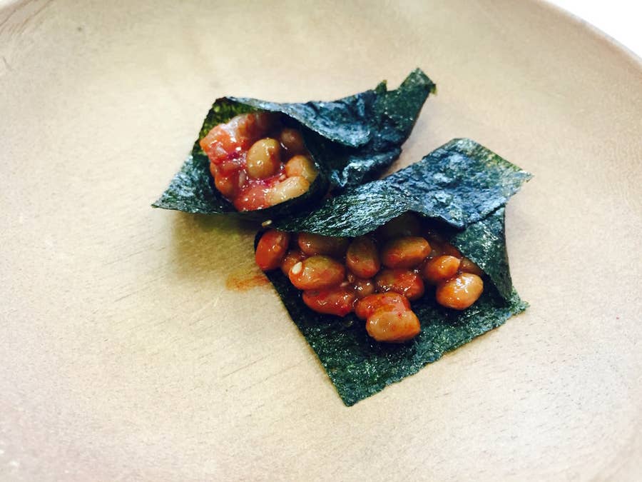 納豆とチャンジャを海苔で巻いたら 舌も巻くほどのうまさだった