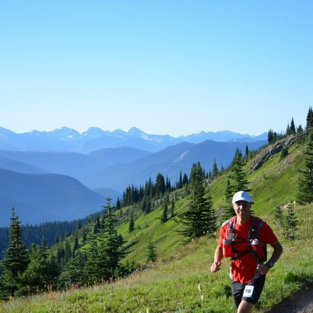 Este é Reid Roberts. Ele é professor de educação física e tem 46 anos de idade. Mora em Prince George, British Columbia. Reid também é um ávido corredor de trilha.