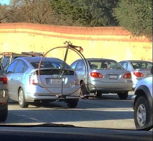 O tal vez este velocípedo en la parte trasera de un Prius.