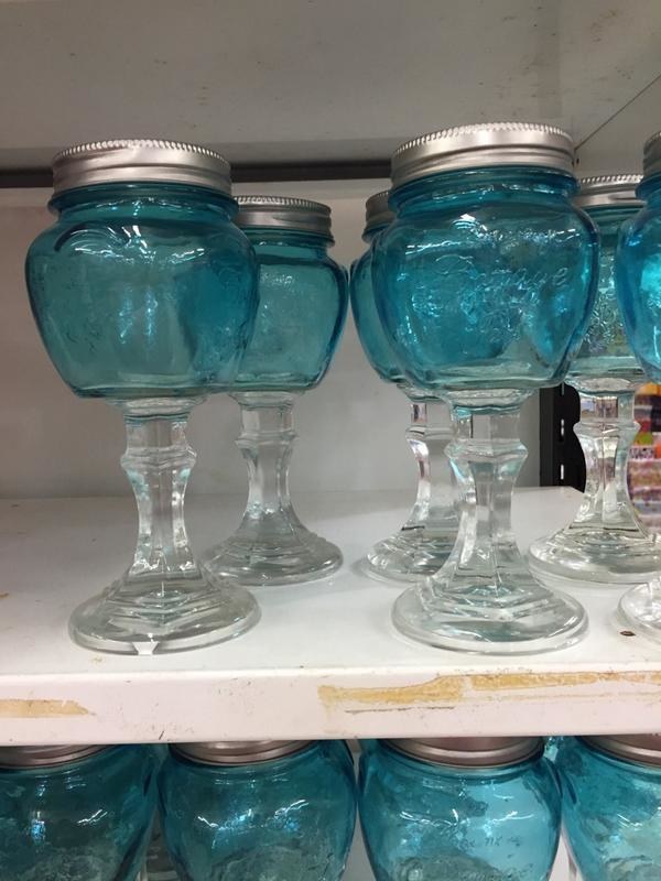 Estas copas de vino hechas con envases de vidrio tipo Frankenstein.