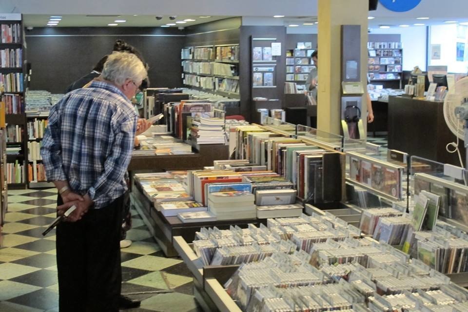 En la esquina más porteña de Buenos Aires, donde Corrientes se junta con Callao, se ubica esta librería y disquería que difícilmente pueda pasar desapercibida. Es un paseo imprescindible dentro del recorrido por la avenida de los teatros. Callao 395.