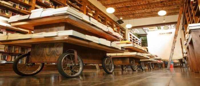 También se emplaza en el barrio de Palermo, en una antigua casa de techos altos que hacen del lugar un sitio más cálido. Además de libros y bar, su oferta incluye presentaciones de autores, exposiciones de arte y fotografía, ciclos culturales y actividades infantiles. Thames 1762.