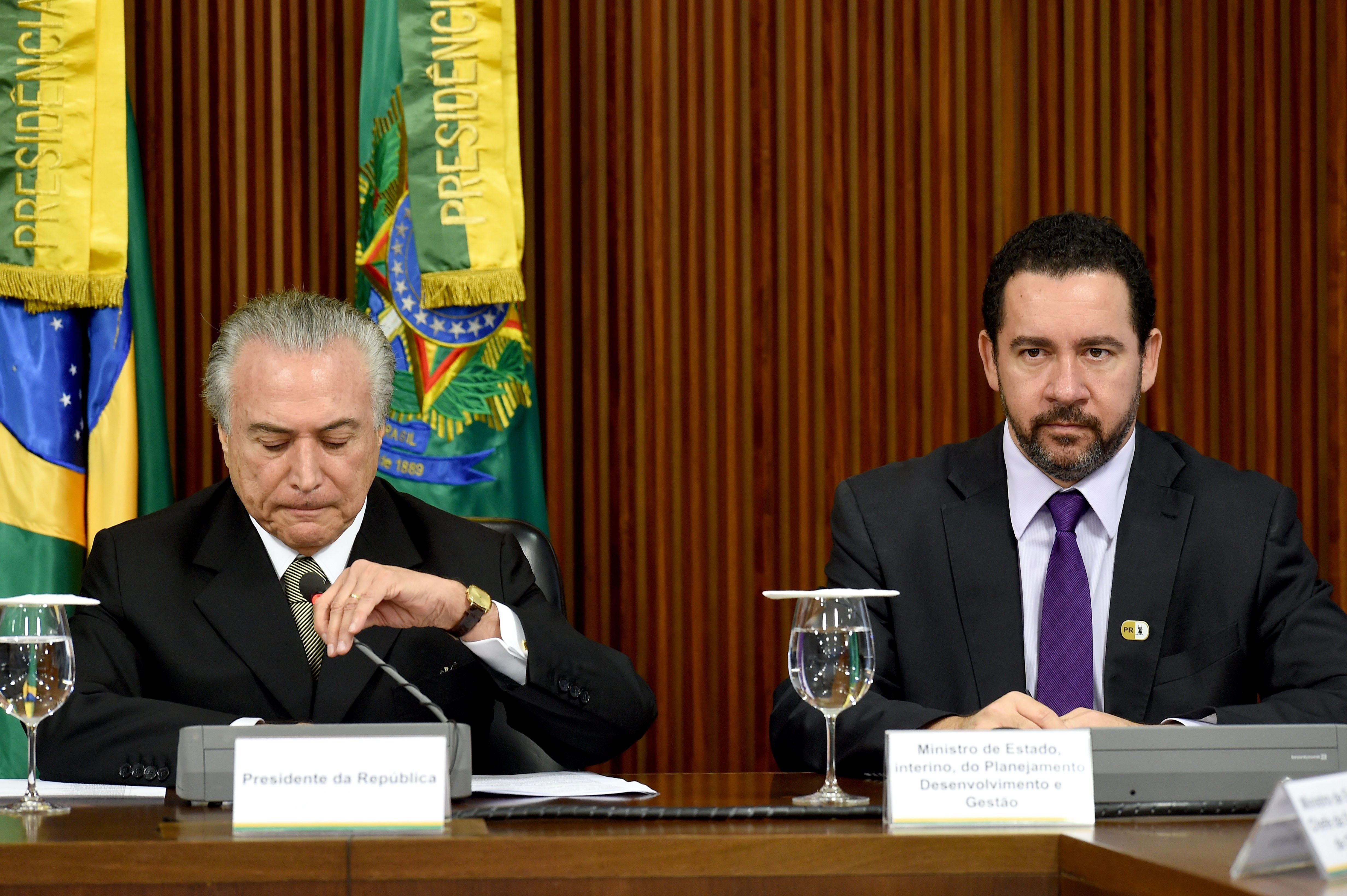 Ao lado do presidente interino Michel Temer no anúncio das medidas econômicas nesta terça (24), o ministro interino do Planejamento, Dyogo Oliveira: quebra de sigilos na Operação Zelotes.
