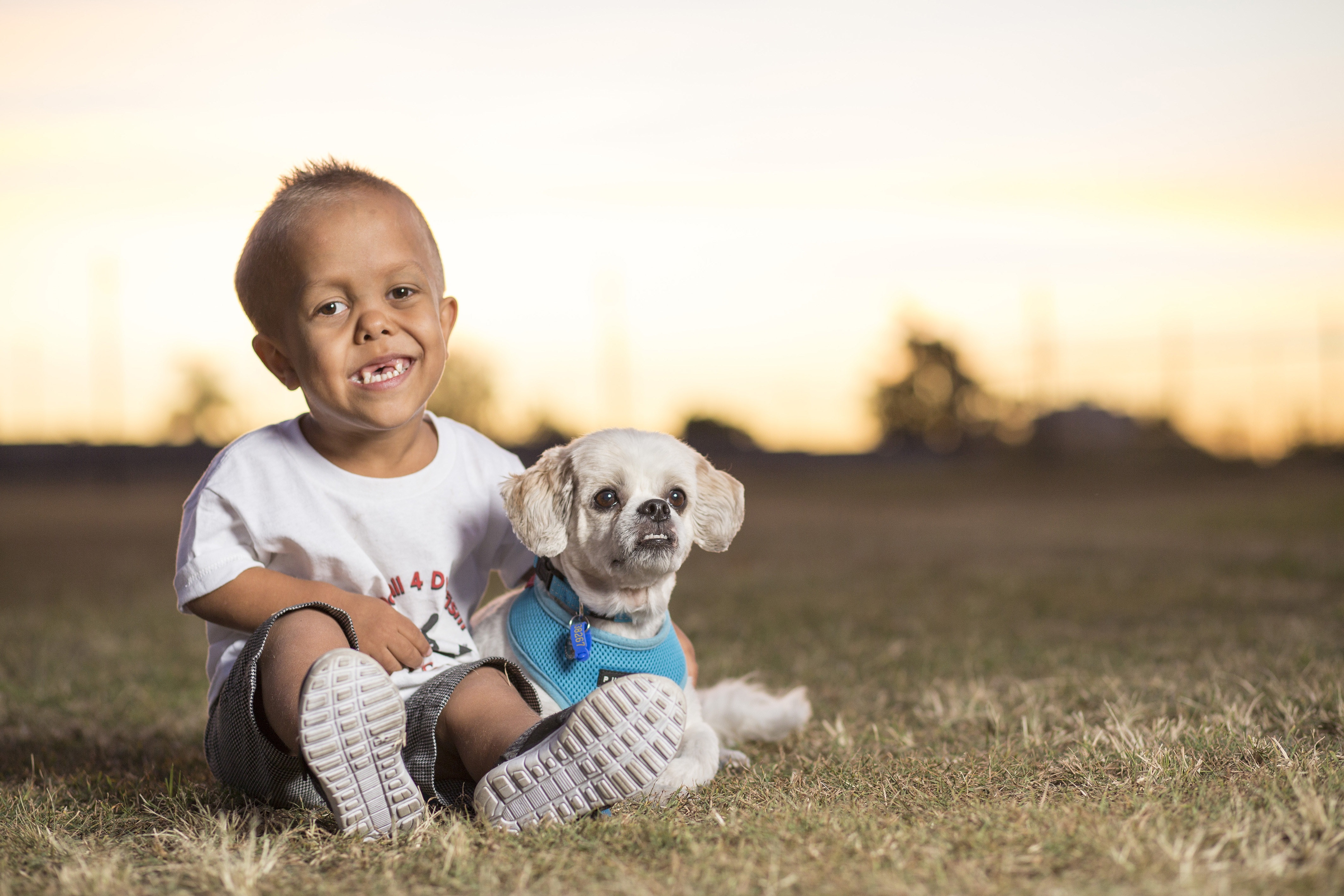 Dieser Junge und sein Hund, die beide kleinwüchsig sind, werden Dein