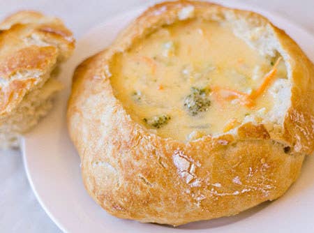 Nada melhor no frio do que uma sopa no pão, se ela tiver queijo então, melhor ainda. Essa receita é ainda turbinada com brócolis e frango. Duvidamos que a fome bata depois.