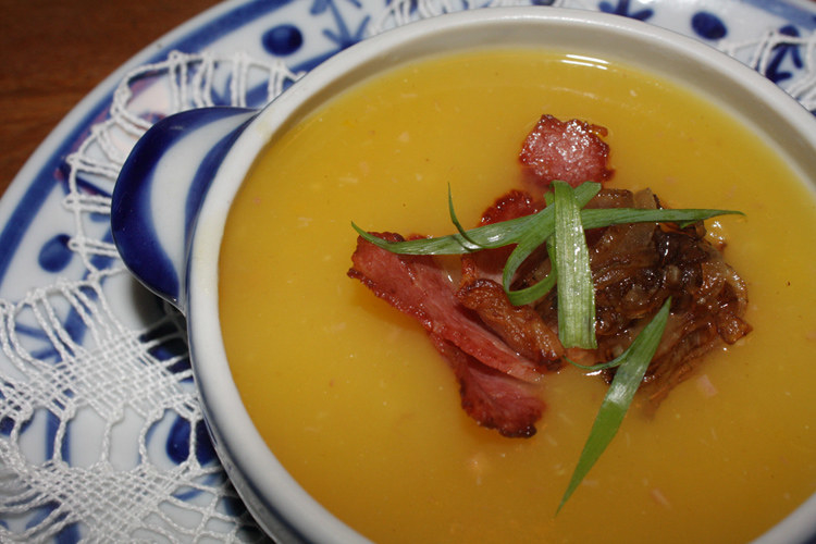 Quem curte uma cozinha também pode incrementar receitas clássicas como a de mandioquinha. Nessa receita você descobre como inserir bacon e laranja caramelizada.