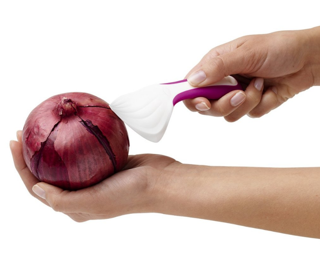 Un pelador para que tus manos no tengan mal olor cuando cortas cebolla.