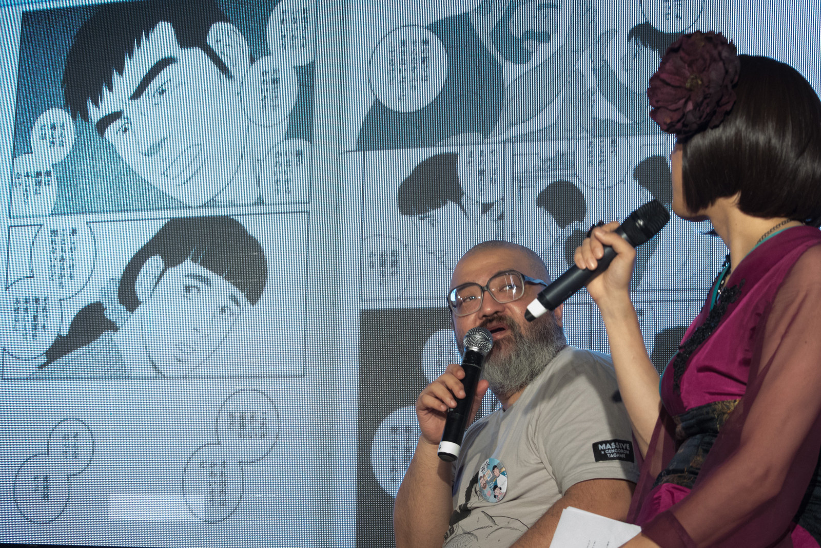 作品について語る田亀源五郎さん(中央)
