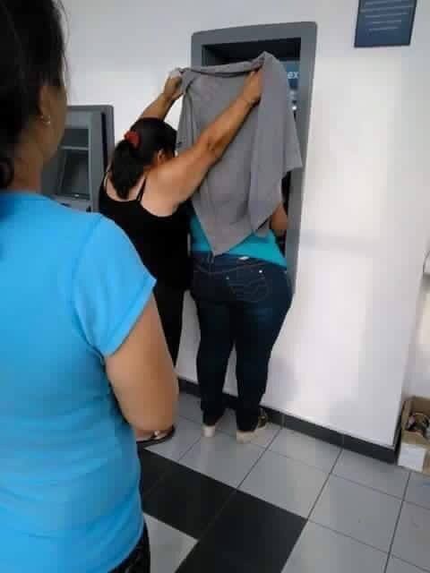 En la Ciudad de México, una mujer que ayudaba a su amiga se volvió famosa cuando su foto se viralizó en redes.