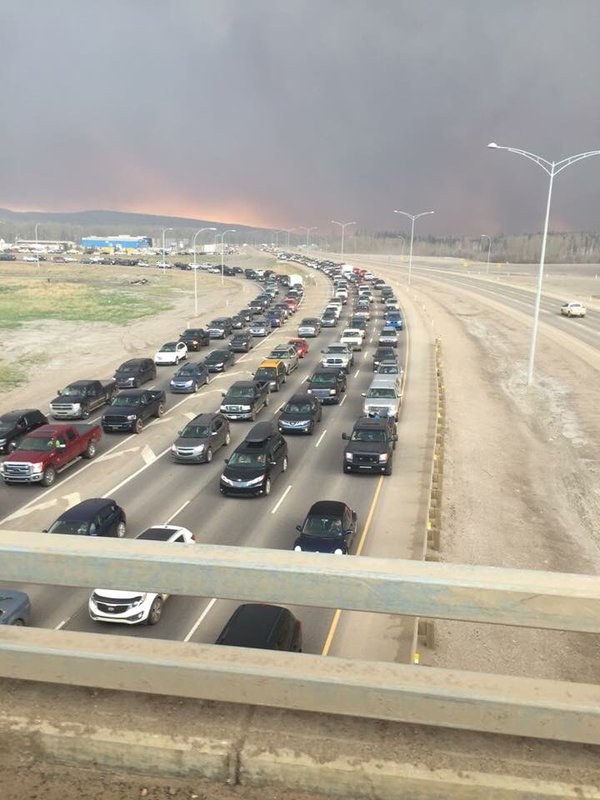 Apocalípticas imágenes del gran incendio de Alberta, Canadá Enhanced-13131-1462328110-3