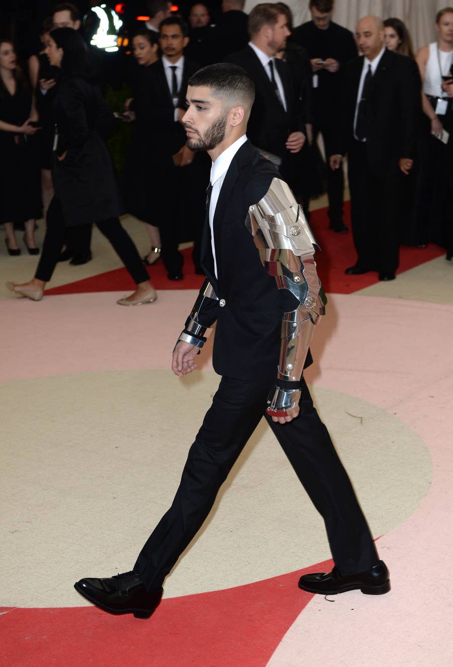 Zayn Malik And Gigi Hadid Made Their Red Carpet Debut As A Couple At The  Met Gala, image size:900x1324