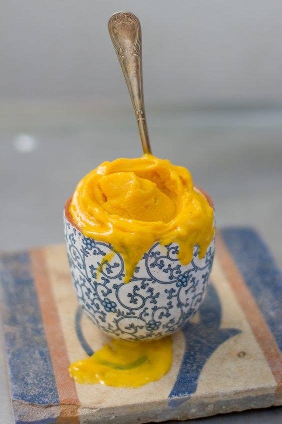 É só misturar as duas frutas congeladas com um pouco de iogurte grego: não tem nem mais o que falar, só se deliciar. Veja aqui a receita.