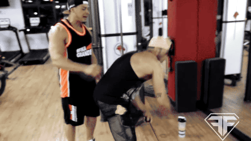 Bambam tirando sua camisa no treino