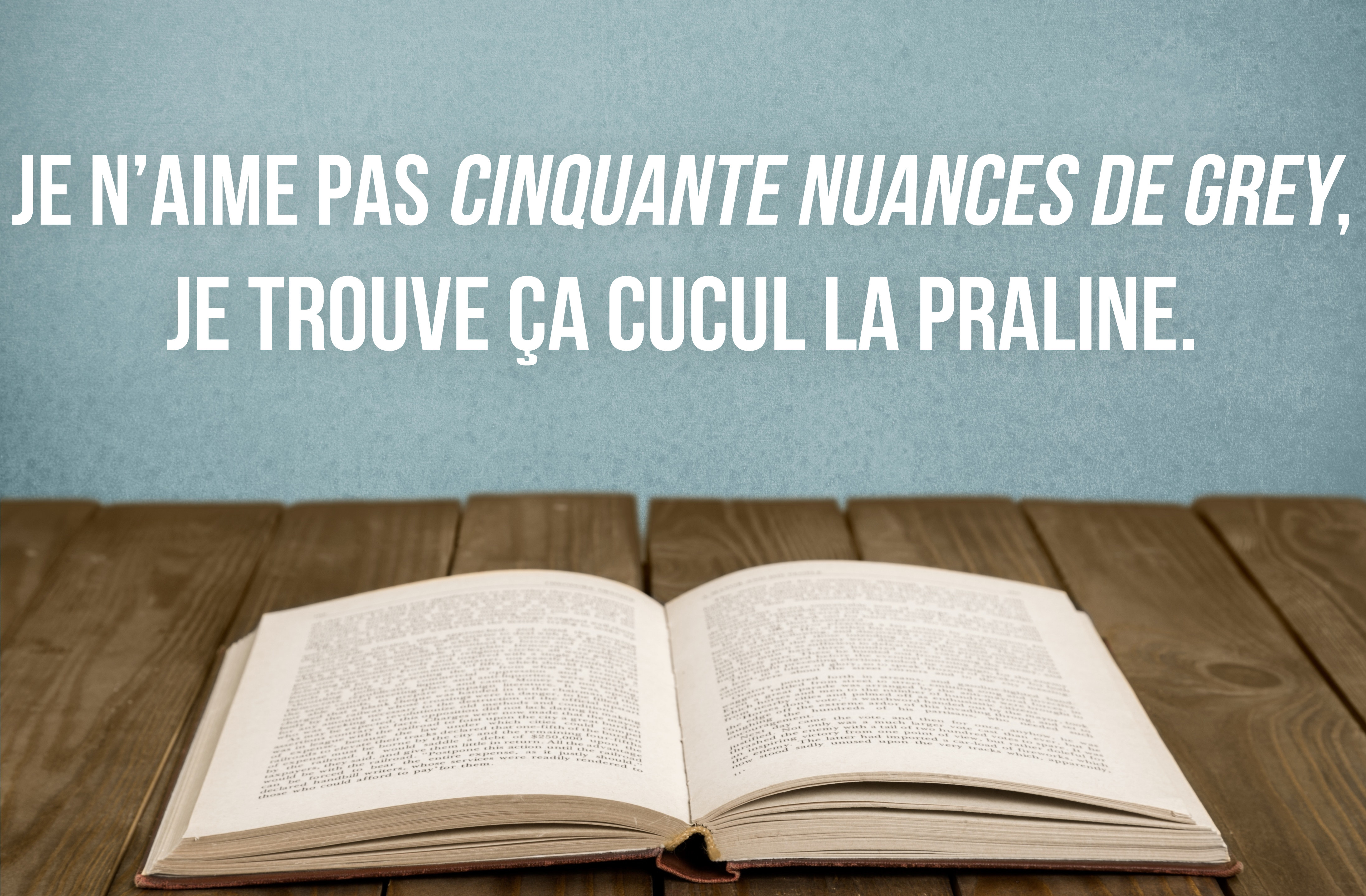 Открытая книга на столе