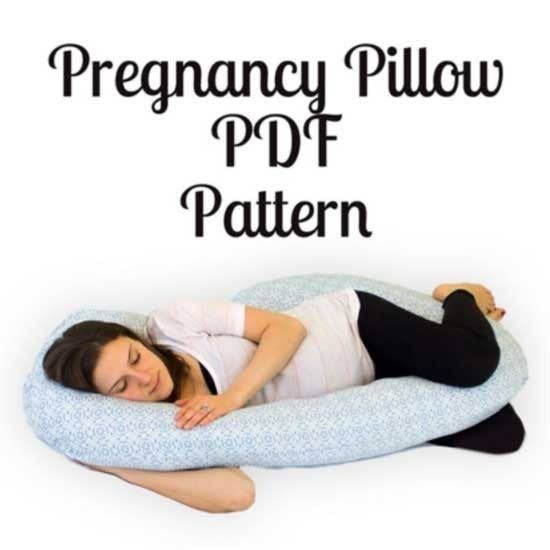 Conseguir estar lo suficientemente cómoda para dormir al final del embarazo no es una broma. Invertir en o hacer tu propia almohada corporal es una necesidad.