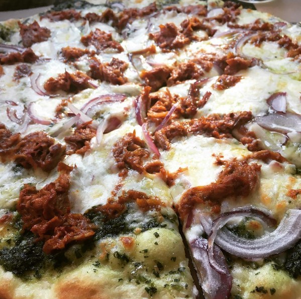 La combinación perfecta entre comida mexicana e italiana: pizza de cochinita pibil. De esas cosas que necesitas probar aunque sea una vez en tu vida.