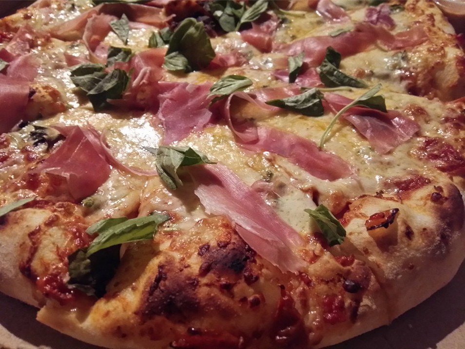 Pizza deliciosa y secreta...La dinámica está interesante: llamar o mandar un mensaje para reservar, ellos te contestan con la ubicación del misterioso lugar. (Los viernes y sábados tienen las noches de foco rojo o sea, buffet).