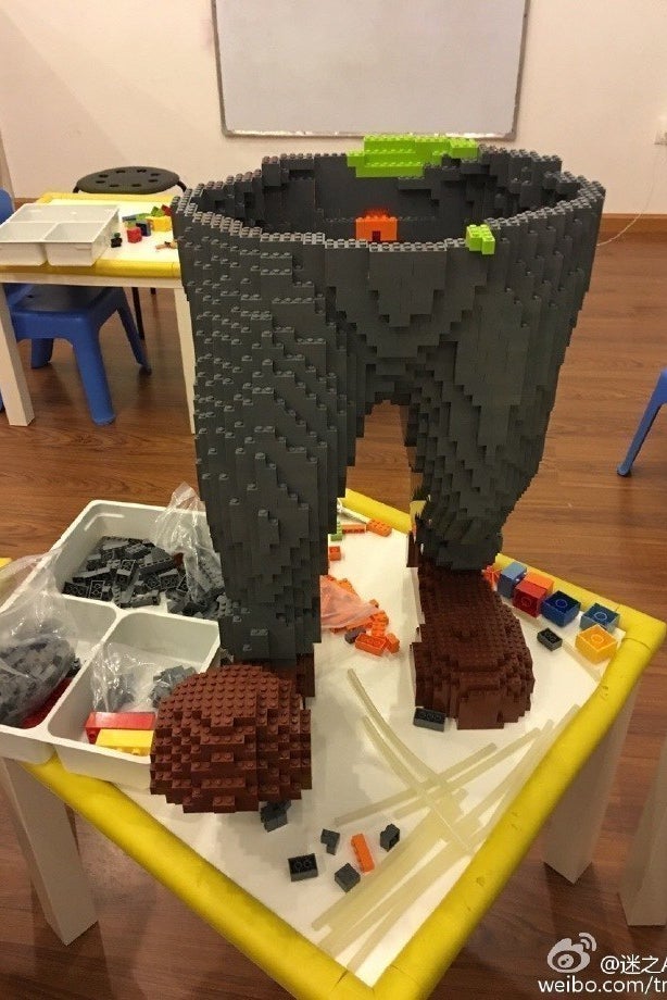 privatliv Syd nederlag A Kid Destroyed A 10,000-Piece Lego Statue That Took Three Days To Build  Almost Instantly