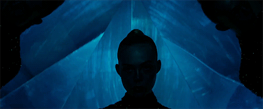 C'était sans doute le film le plus hué à Cannes cette année. Encore une fois Nicolas Winding Refn (Drive, Only God Forgives) prouve qu'il n'est pas là pour plaire aux critiques mais bien pour s'éclater et filmer ses obsessions personnelles. Ici, le réalisateur danois joue à la poupée avec la jeune et sublime Elle Fanning, dans le rôle de Jesse, une ado qui découvre le monde impitoyable de la mode. Violence, nécrophilie, scènes hypnotiques interminables: The Neon Demon est à la fois provoc', drôle, répugnant, angoissant et esthétiquement superbe. Un trip visuel et sensoriel sans concessions qui a certes peu de substance, mais beaucoup, beaucoup de style. La scène à retenir: celle où Jesse assiste à sa première soirée à Los Angeles, dans une séquence trippante à base de stroboscope épileptique, de triangles et de la musique hallucinante de Cliff Martinez. En salles: le 8 juin.