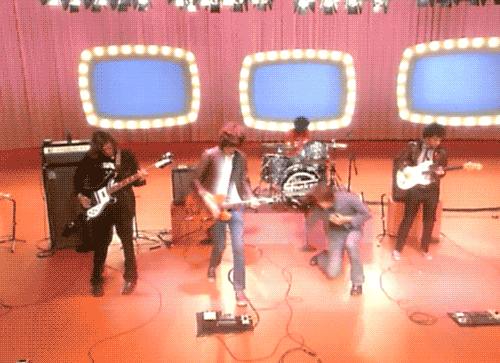 El año 2000 trajo con él un boom de bandas que empezaban con "The", todas generalmente muy buenas, con aires retro, y estética rocanrollera: eso se lo debemos a The Strokes.