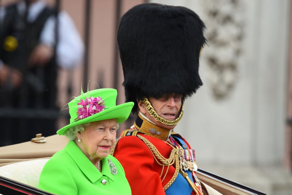the queen green dress The Queen: 70 Years Of Iconic Fashion