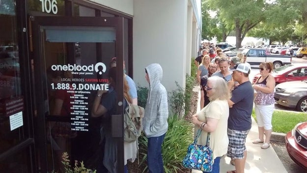 Hay gente en Orlando haciendo cola fuera de los bancos de sangre para donar, como respuesta al tiroteo en una discoteca gay el domingo.