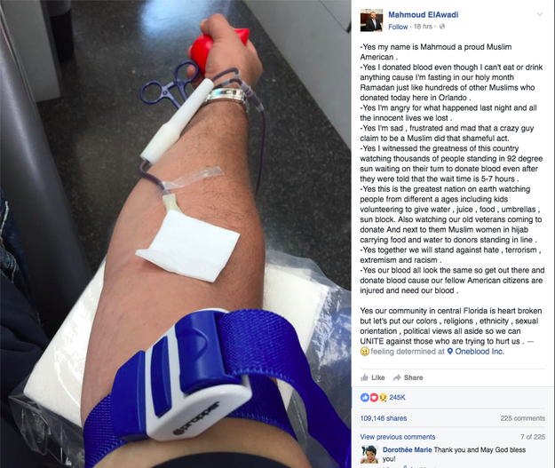 Le 12 juin, Mahmoud ElAwadi a posté sur Facebook une photo de son don du sang, après la tuerie, accompagnée d'un texte émouvant. Son post a été partagé plus de 172.700 fois et a reçu plus de 405.000 réactions.